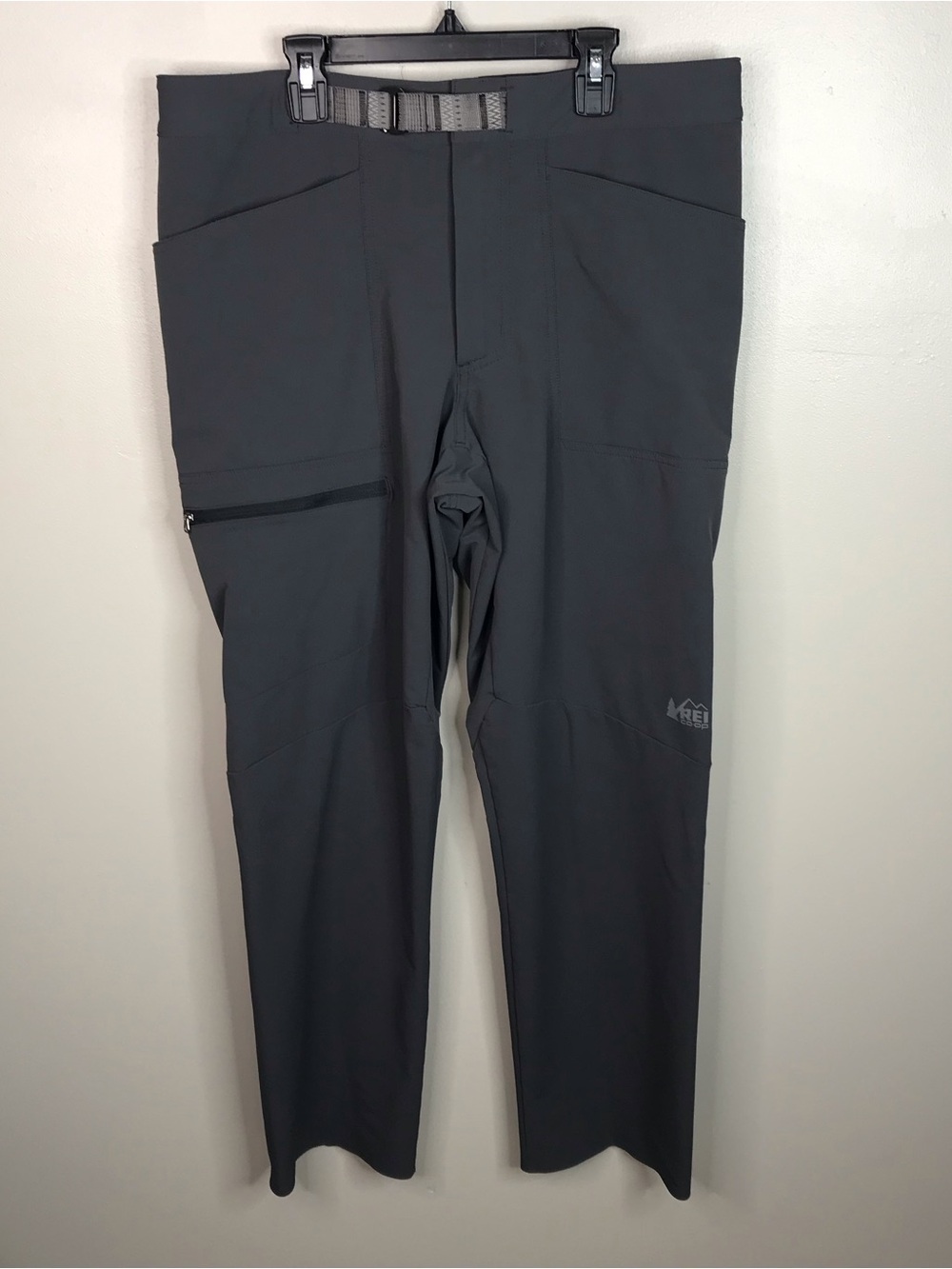 REI Men's Charcoal Black Cargo Hiking Pants with Integrated Belt Sz 34Wx30L